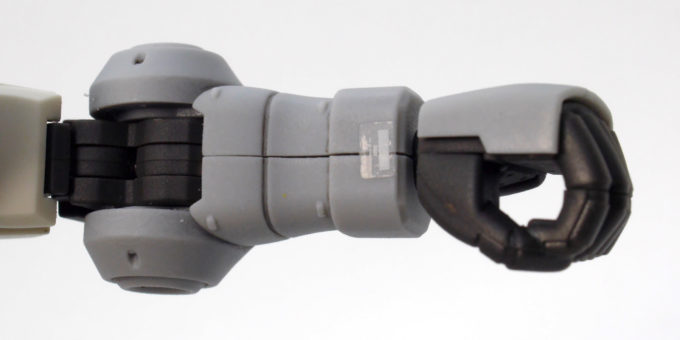 HGドム試作実験機の腕部合わせ目のガンプラレビュー画像です