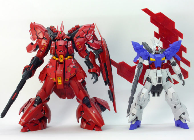 HGUCムーンガンダムとRGサザビーの比較ガンプラレビュー画像です