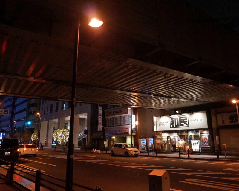 深夜の秋葉原駅周辺の画像です