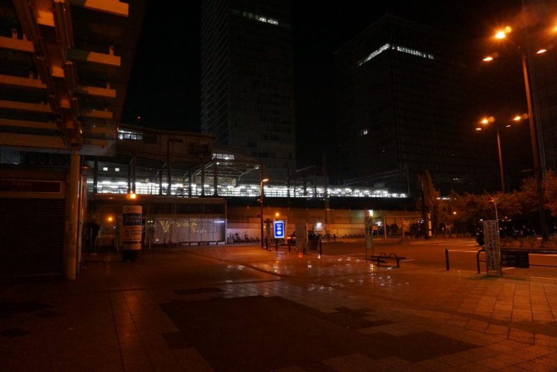 深夜の秋葉原駅喫煙所周辺の画像です