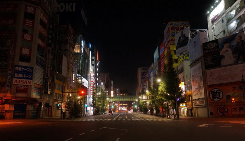 深夜の秋葉原大通りの画像です