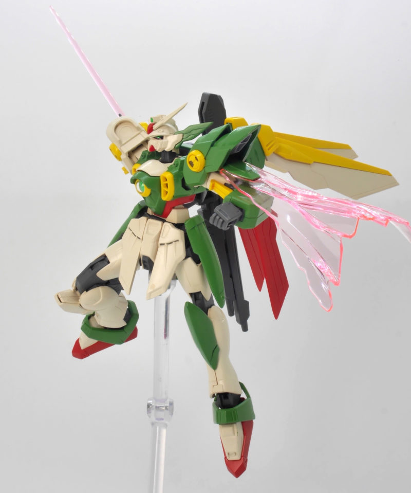 HGBFウイングガンダムフェニーチェのガンプラレビュー画像です