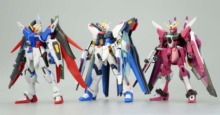 HGCEデスティニーガンダムとストライクフリーダムガンダムとインフィニットジャスティスガンダムのガンプラ比較画像です