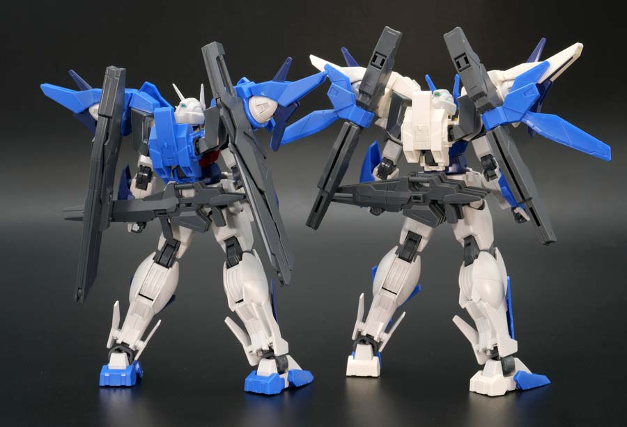 HGガンダムダブルオースカイとメビウスの比較ガンプラレビュー画像です