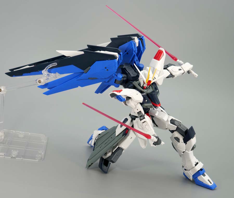 MGフリーダムガンダムVer.2.0のガンプラレビュー画像です