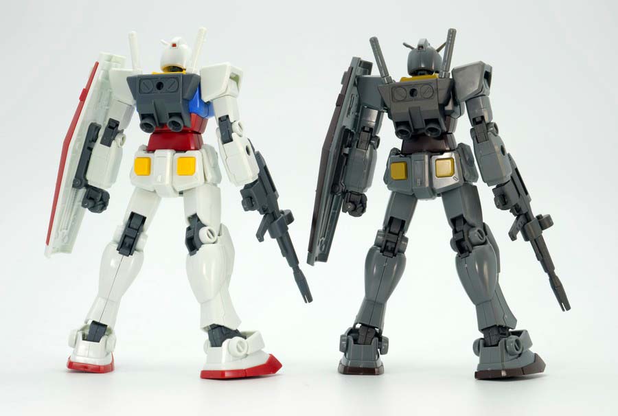 HG RX-78-2ガンダム(REVIVE版)と21stCENTURY REAL TYPE Ver.の比較ガンプラレビュー画像です