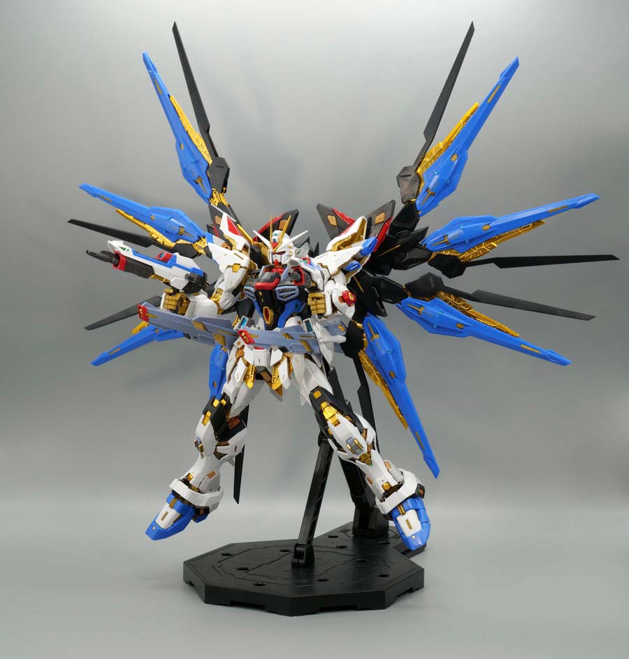 MGEX 1/100 ストライクフリーダムガンダムのハイマット・フルバーストのガンプラ画像です