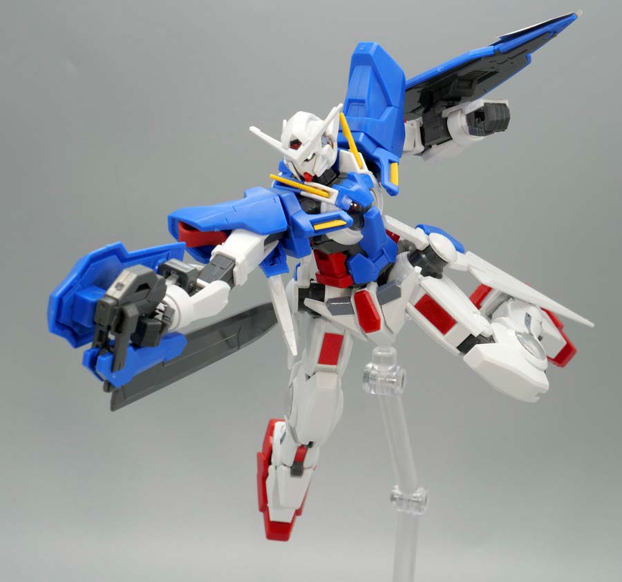 HG GNアームズTYPE-E + ガンダムエクシア（トランザムモード）のガンプラレビュー画像です