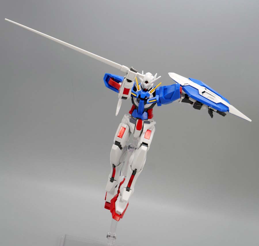 HG GNアームズTYPE-E + ガンダムエクシア（トランザムモード）のガンプラレビュー画像です