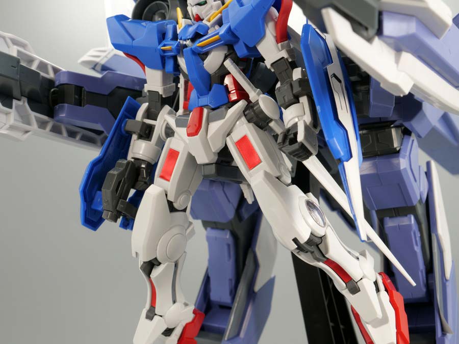 HG GNアームズTYPE-E + ガンダムエクシア（トランザムモード）のガンプラレビュー画像です