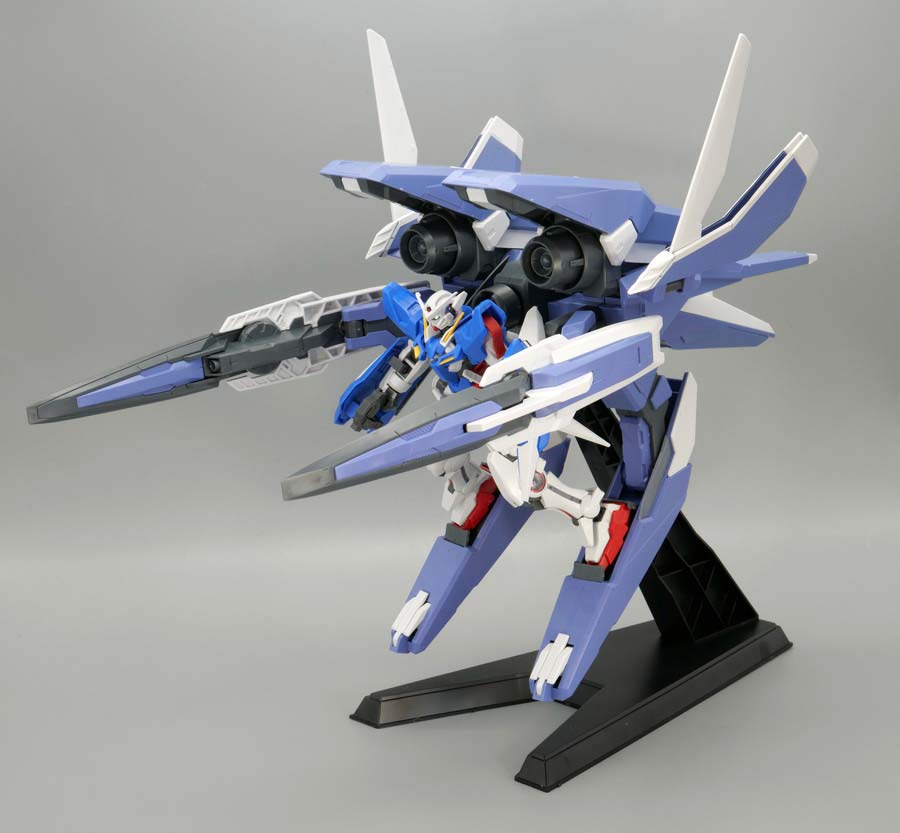 HG GNアームズTYPE-E + ガンダムエクシア（トランザムモード）のガンプラレビュー画像です