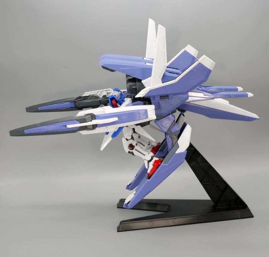 HG GNアームズTYPE-E + ガンダムエクシア（トランザムモード）のガンプラレビュー画像です