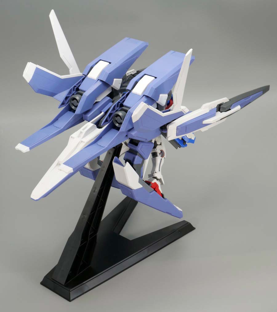 HG GNアームズTYPE-E + ガンダムエクシア（トランザムモード）のガンプラレビュー画像です