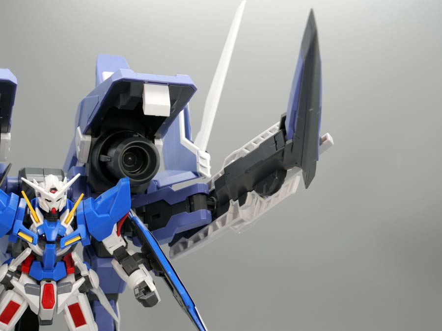 HG GNアームズTYPE-E + ガンダムエクシア（トランザムモード）のガンプラレビュー画像です