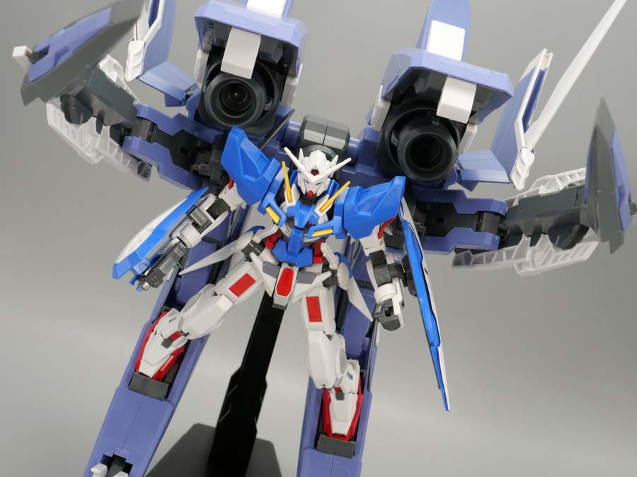 HG GNアームズTYPE-E + ガンダムエクシア（トランザムモード）のガンプラレビュー画像です