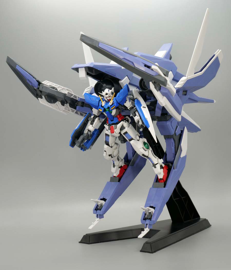 HG GNアームズTYPE-E + ガンダムエクシア（トランザムモード）のガンプラレビュー画像です