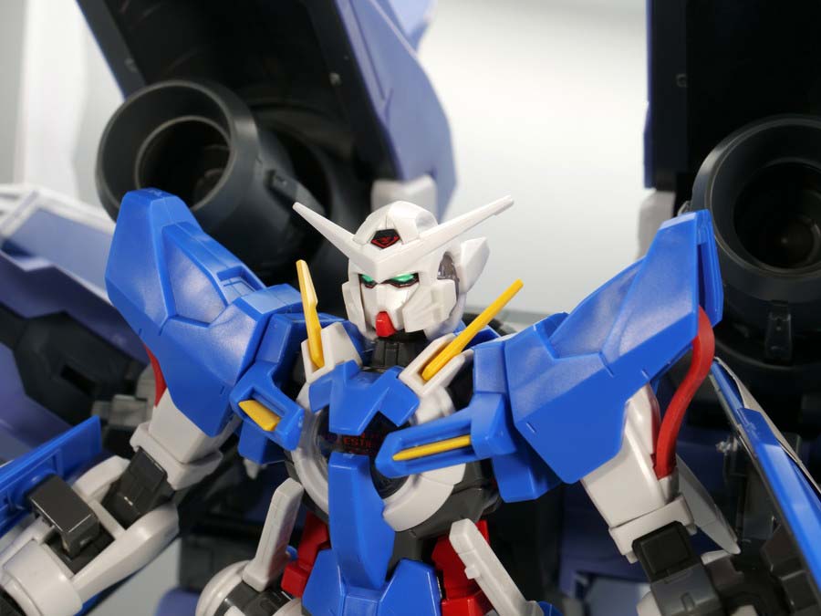 HG GNアームズTYPE-E + ガンダムエクシア（トランザムモード）のガンプラレビュー画像です