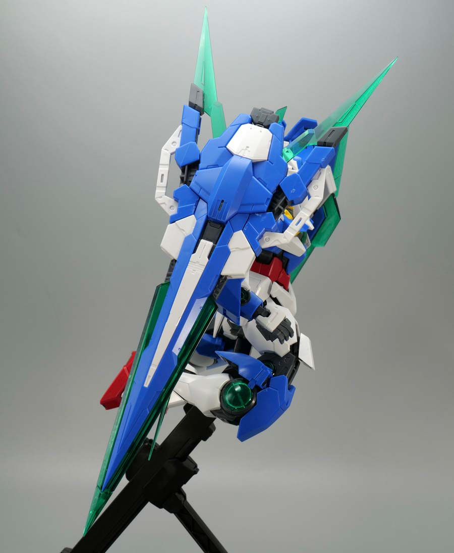 MG ダブルオークアンタ フルセイバーのガンプラレビュー画像です