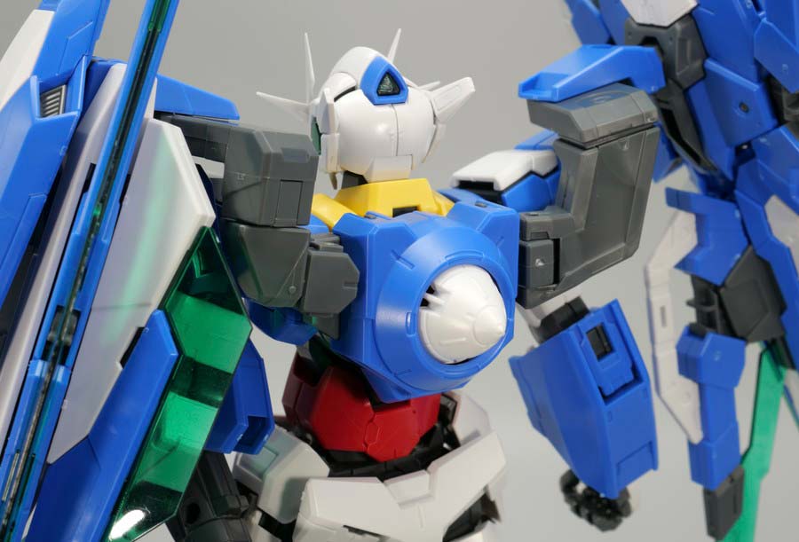 MG ダブルオークアンタ フルセイバーのガンプラレビュー画像です