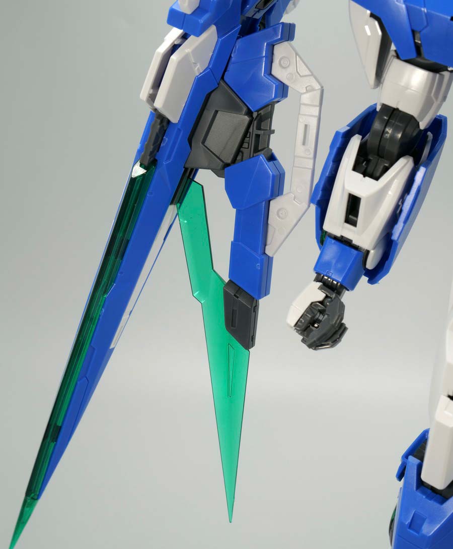 MG ダブルオークアンタ フルセイバーのガンプラレビュー画像です