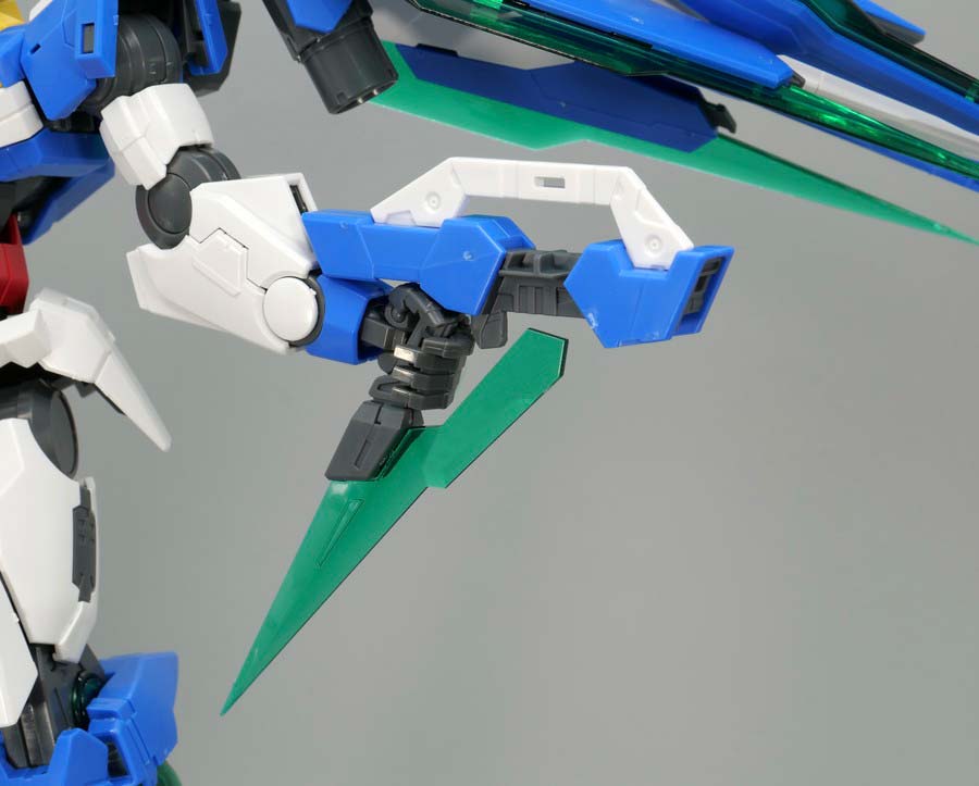 MG ダブルオークアンタ フルセイバーのガンプラレビュー画像です