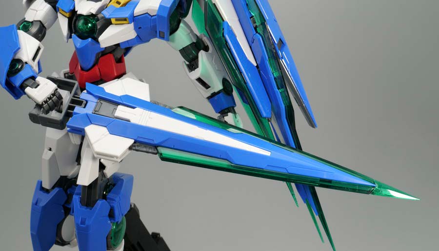 MG ダブルオークアンタ フルセイバーのガンプラレビュー画像です