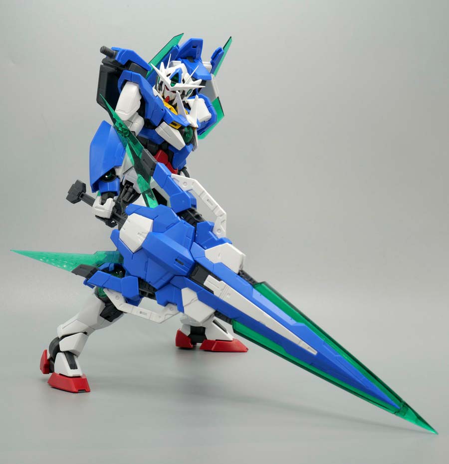 MG ダブルオークアンタ フルセイバーのガンプラレビュー画像です