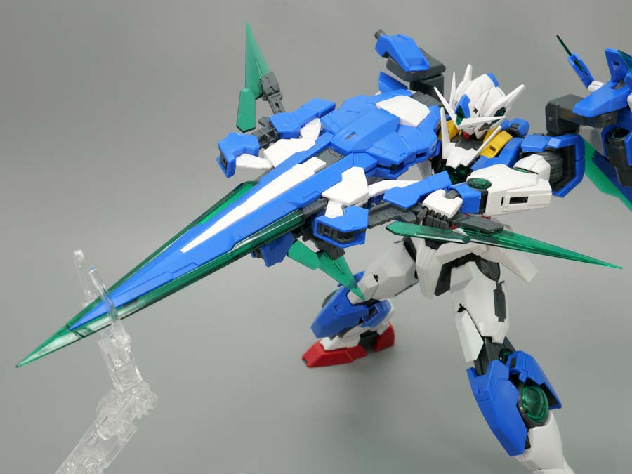 MG ダブルオークアンタ フルセイバーのガンプラレビュー画像です