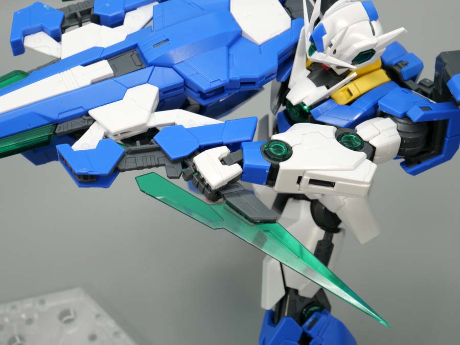 MG ダブルオークアンタ フルセイバーのガンプラレビュー画像です