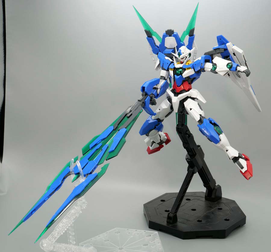 MG ダブルオークアンタ フルセイバーのガンプラレビュー画像です