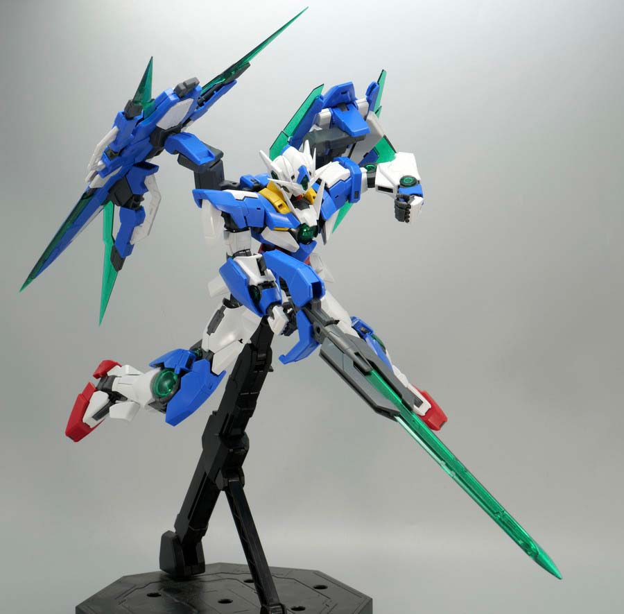 MG ダブルオークアンタ フルセイバーのガンプラレビュー画像です