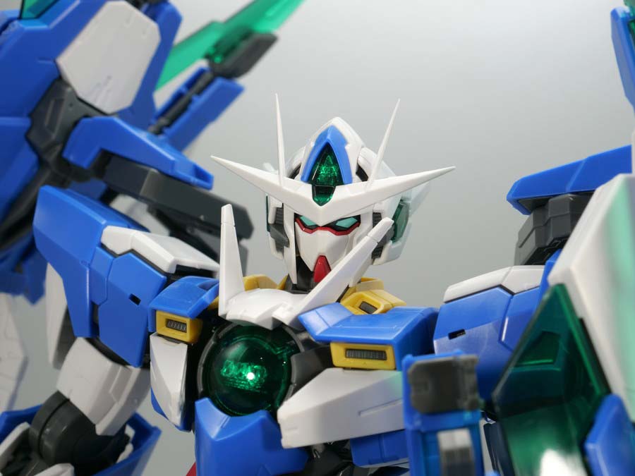 MG ダブルオークアンタ フルセイバーのガンプラレビュー画像です