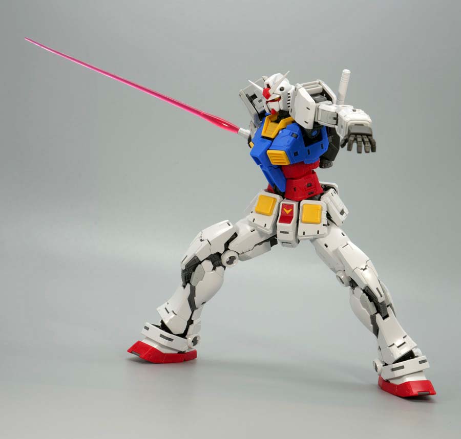 RG RX-78-2 ガンダム Ver.2.0のガンプラレビュー画像です