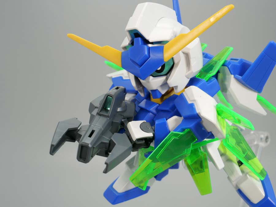 BB戦士ガンダムAGE-FXのガンプラレビュー画像です