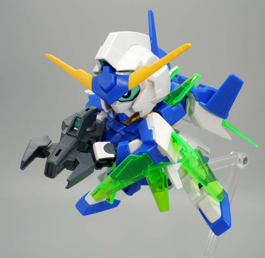 BB戦士ガンダムAGE-FXのガンプラレビュー画像です