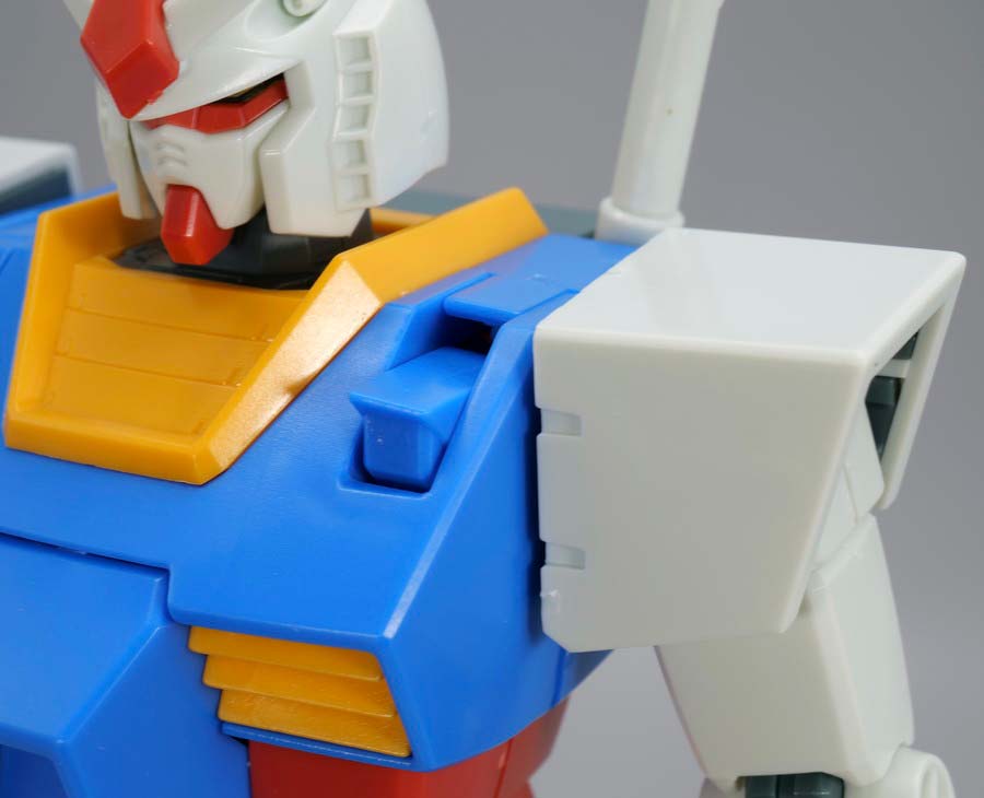 MGガンダムベース限定RX-78-2ガンダム（パーフェクトガンダムVer.）[アニメカラー]のガンプラレビュー画像です