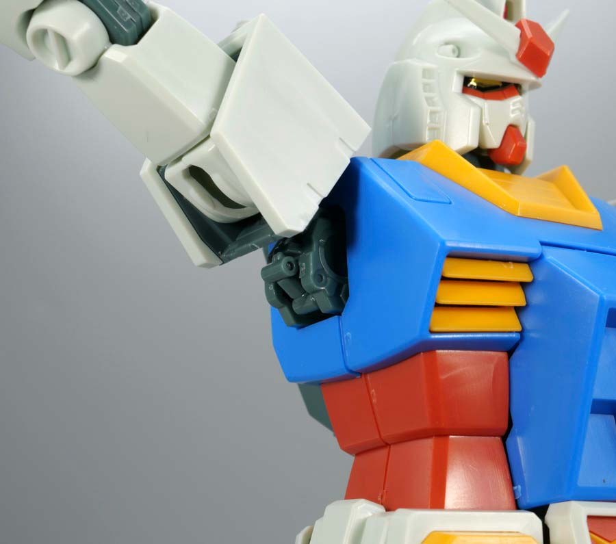 MGガンダムベース限定RX-78-2ガンダム（パーフェクトガンダムVer.）[アニメカラー]のガンプラレビュー画像です