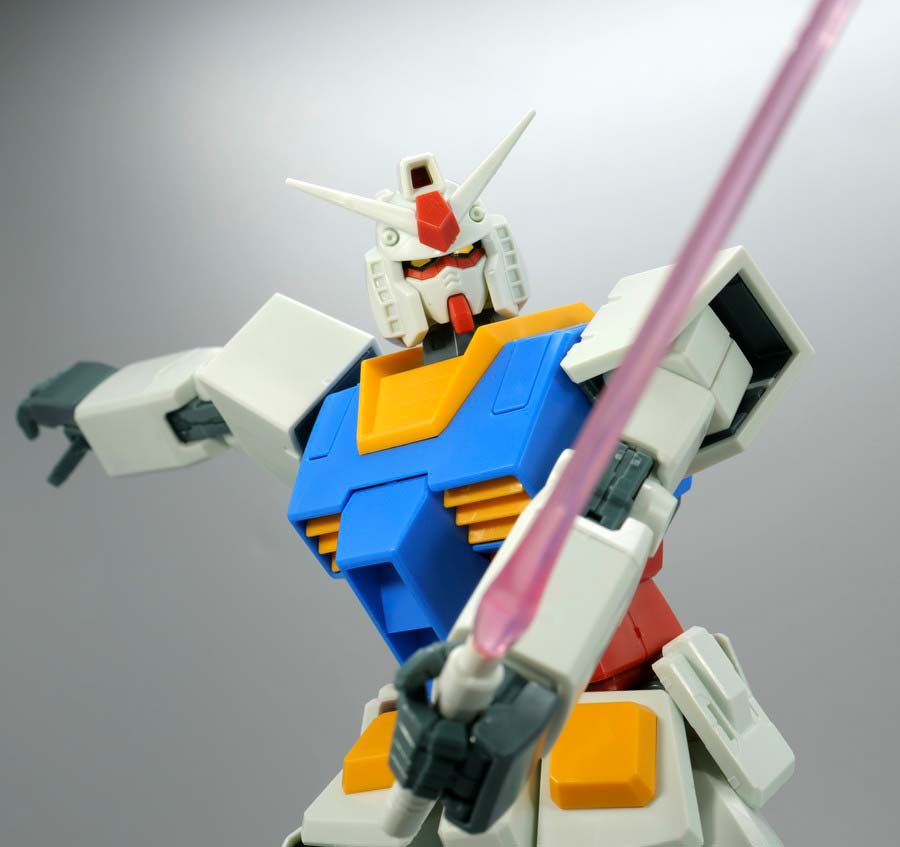 MGガンダムベース限定RX-78-2ガンダム（パーフェクトガンダムVer.）[アニメカラー]のガンプラレビュー画像です