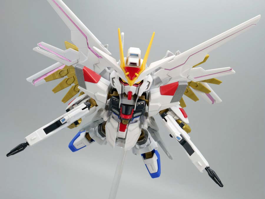 クロスシルエット マイティーストライクフリーダムガンダムのガンプラレビュー画像です