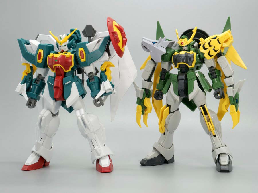 HGACアルトロンガンダムとジーエンアルトロンガンダムの比較ガンプラ画像です