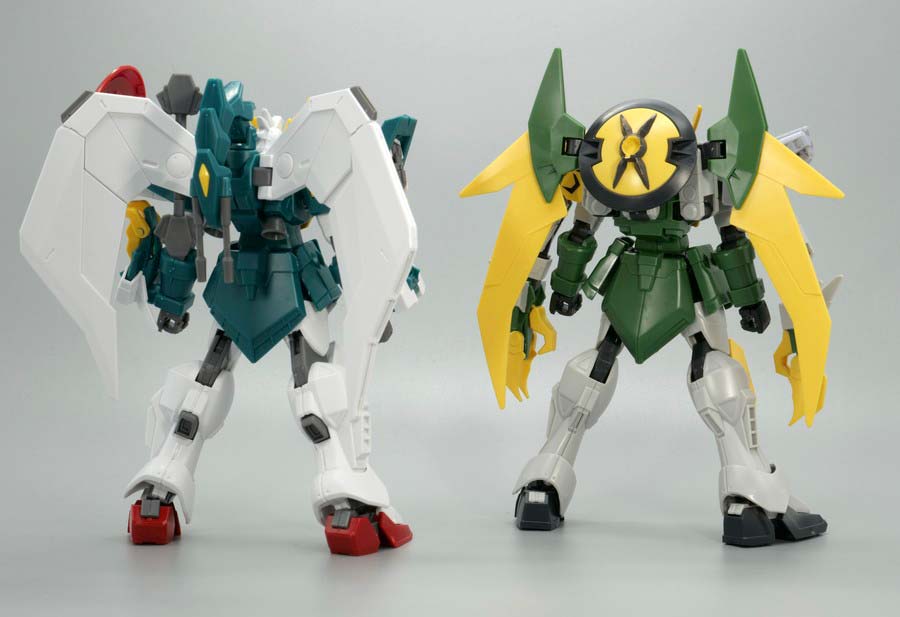 HGACアルトロンガンダムとジーエンアルトロンガンダムの比較ガンプラ画像です