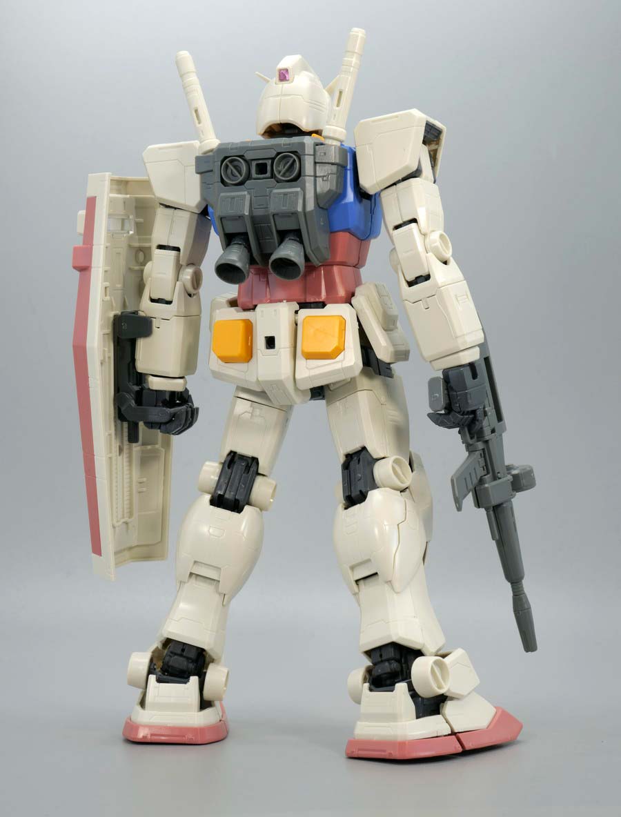 MG 1/100 RX-78-2ガンダム Ver.ONE YEAR WAR 0079のガンプラレビュー画像です