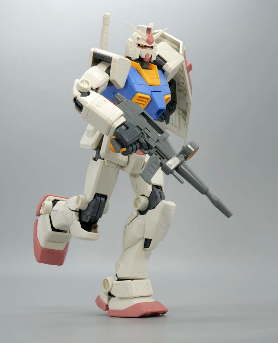 MG 1/100 RX-78-2ガンダム Ver.ONE YEAR WAR 0079のガンプラレビュー画像です