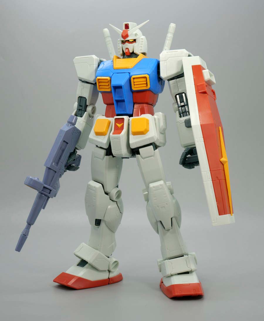 MG 1/100 RX-78-2ガンダム Ver.ONE YEAR WAR 0079 アニメーションカラーバージョンのガンプラレビュー画像です