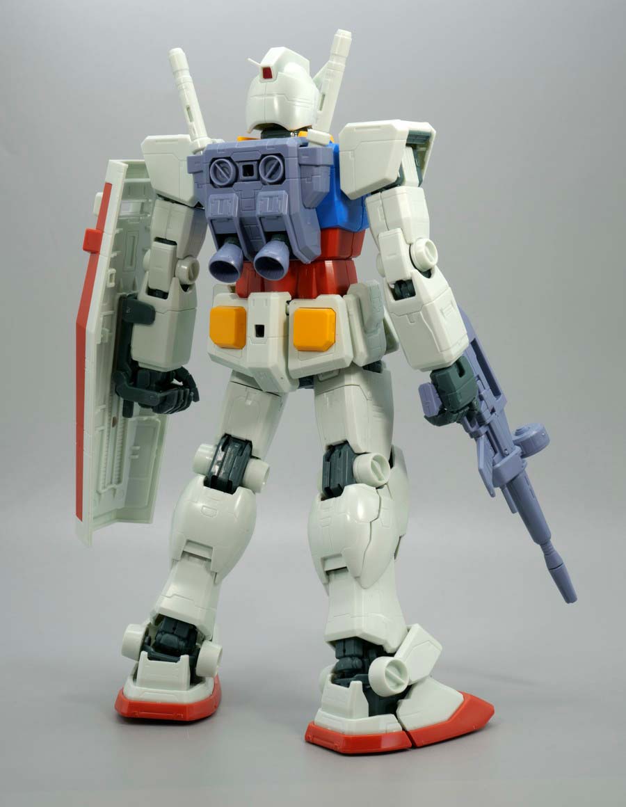 MG 1/100 RX-78-2ガンダム Ver.ONE YEAR WAR 0079 アニメーションカラーバージョンのガンプラレビュー画像です