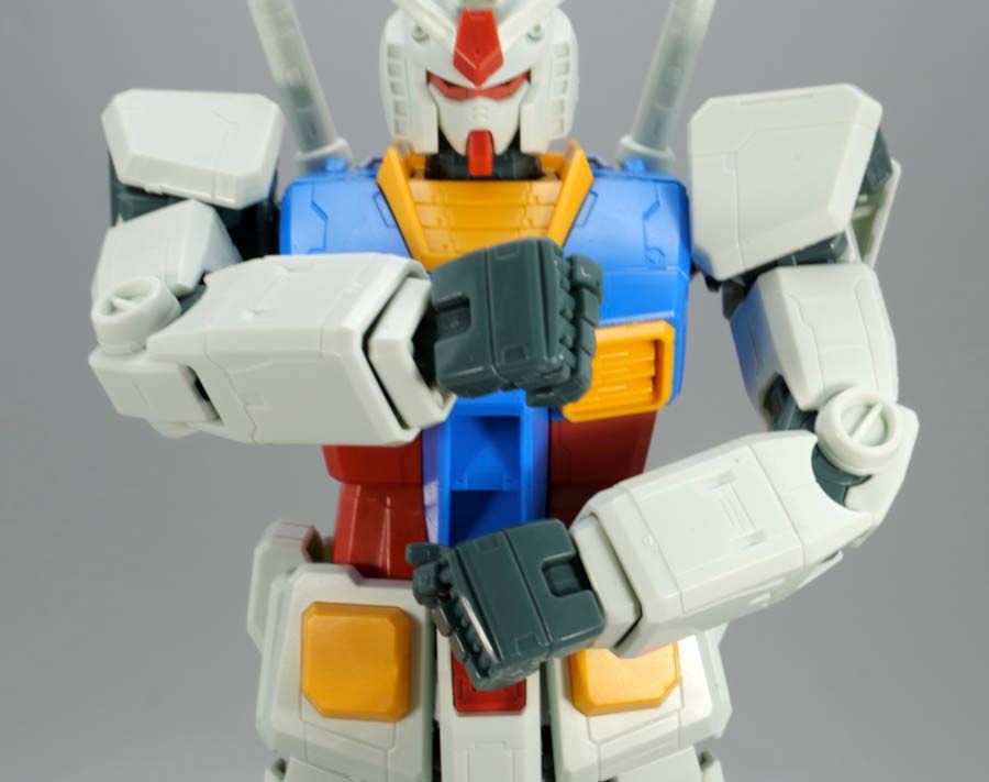 MG 1/100 RX-78-2ガンダム Ver.ONE YEAR WAR 0079 アニメーションカラーバージョンのガンプラレビュー画像です