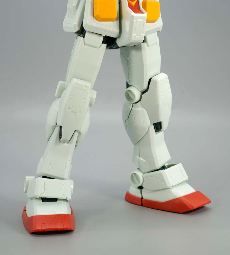 MG 1/100 RX-78-2ガンダム Ver.ONE YEAR WAR 0079 アニメーションカラーバージョンのガンプラレビュー画像です