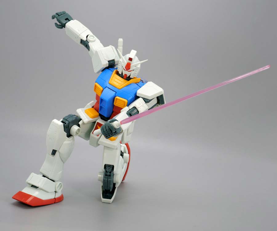 MG 1/100 RX-78-2ガンダム Ver.ONE YEAR WAR 0079 アニメーションカラーバージョンのガンプラレビュー画像です