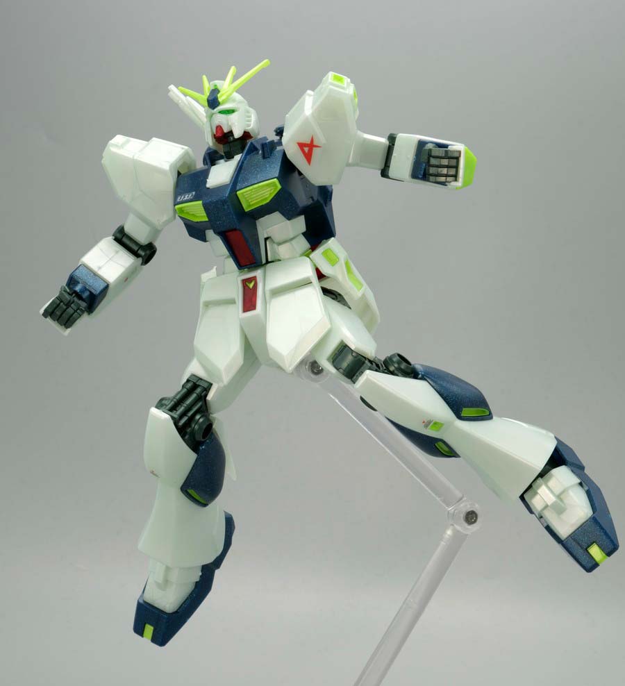 EGガンプラ入り手さげBOX ENTRY GRADE 1/144 νガンダム (サイコフレーム発光イメージカラー)のガンプラレビュー画像です