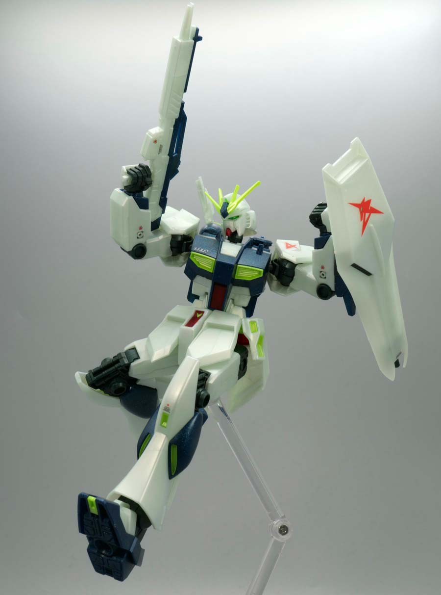 EGガンプラ入り手さげBOX ENTRY GRADE 1/144 νガンダム (サイコフレーム発光イメージカラー)のガンプラレビュー画像です